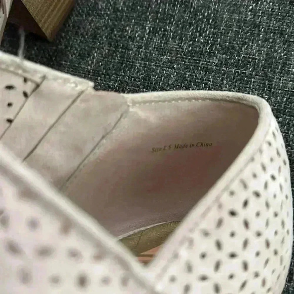 Size 8.5 perforated beige open toed booties from DV8 by Dolce Vita - Picture 5 of 9